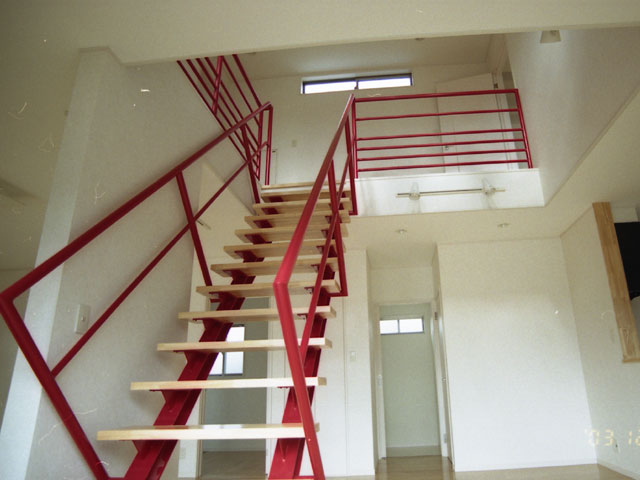赤いスチール階段